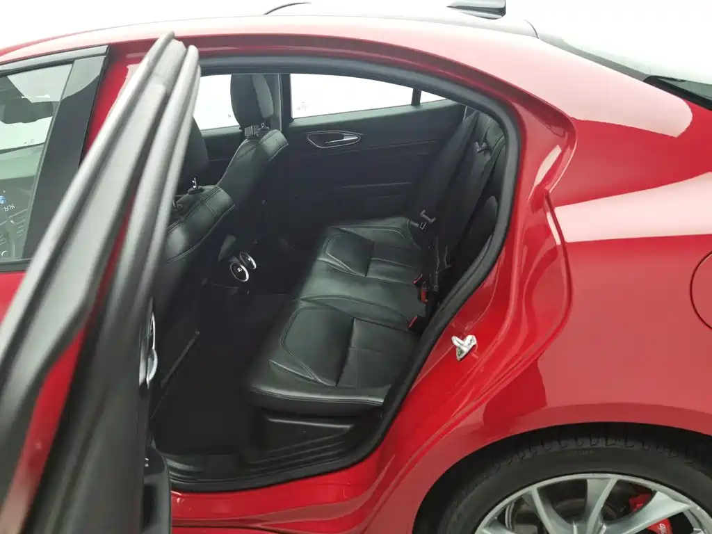 Photo 15 - Alfa Romeo Giulia