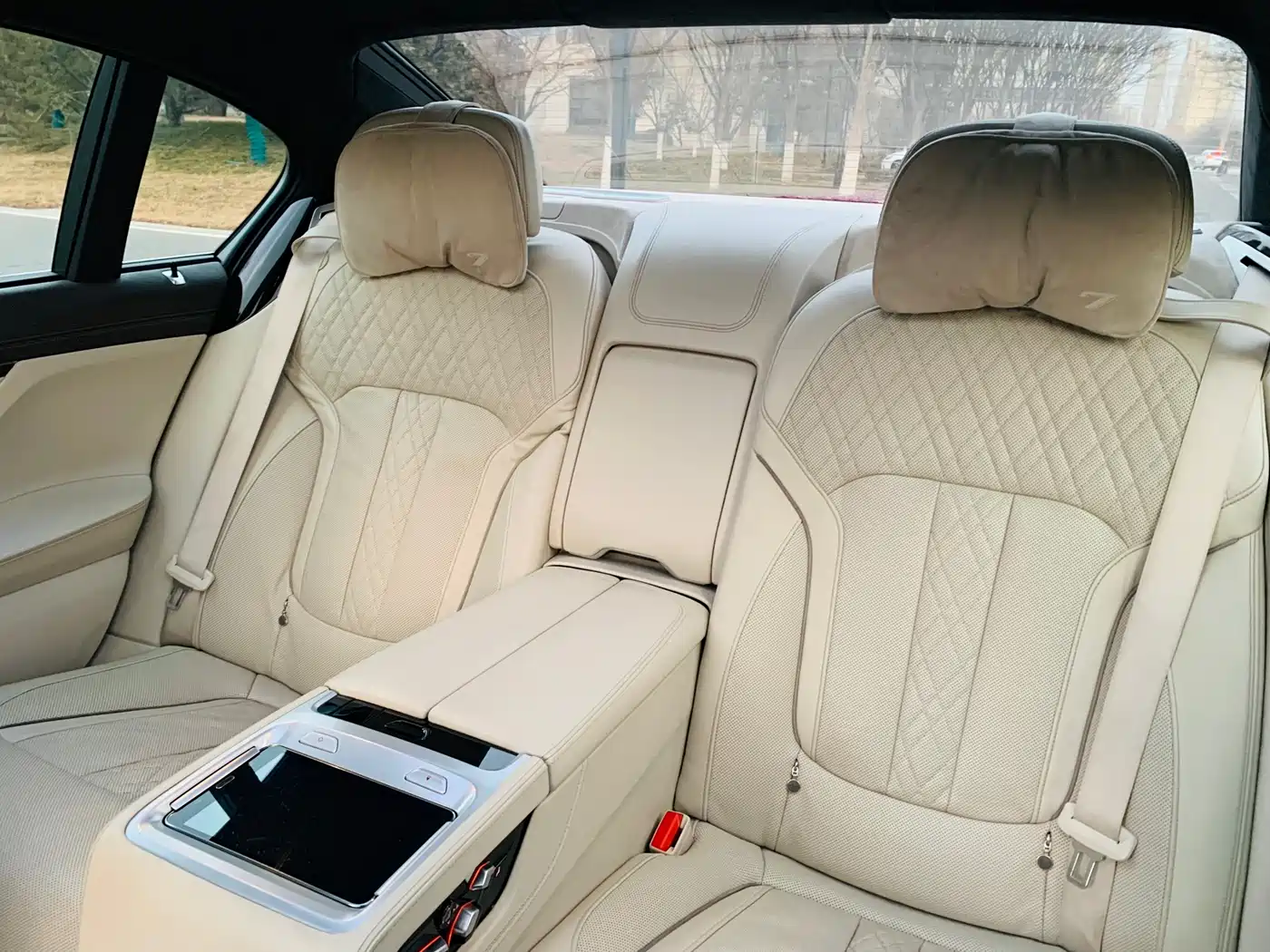 BMW 7 Series 2016 750Li xDrive 4-Seater фото 17