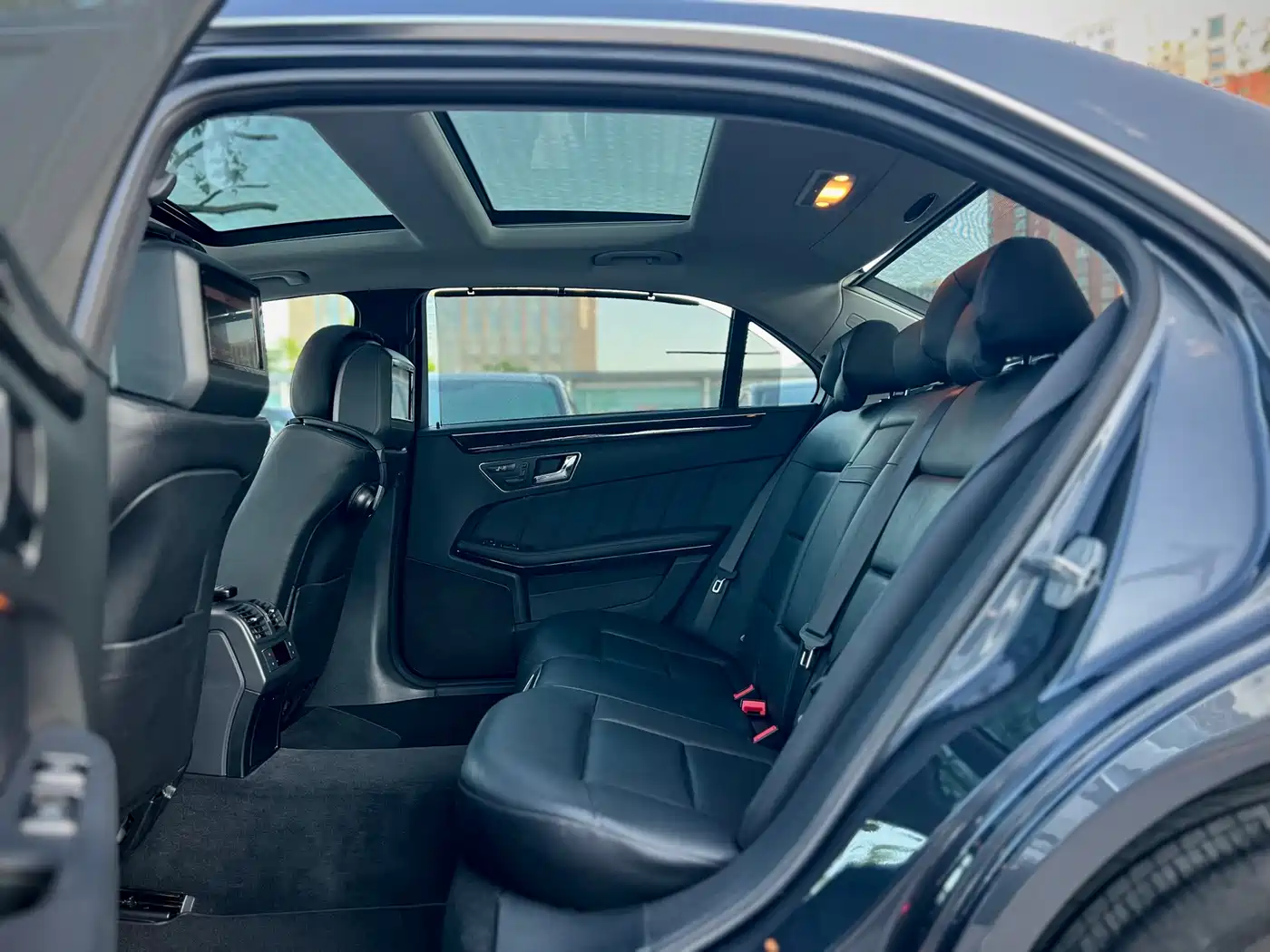 Mercedes-Benz E-Class 2010 E 300 L Fashion фото 38