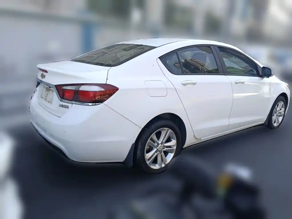 Photo 6 - Chevrolet Cruze