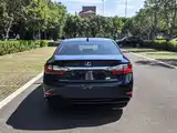 Photo 4 - Lexus ES
