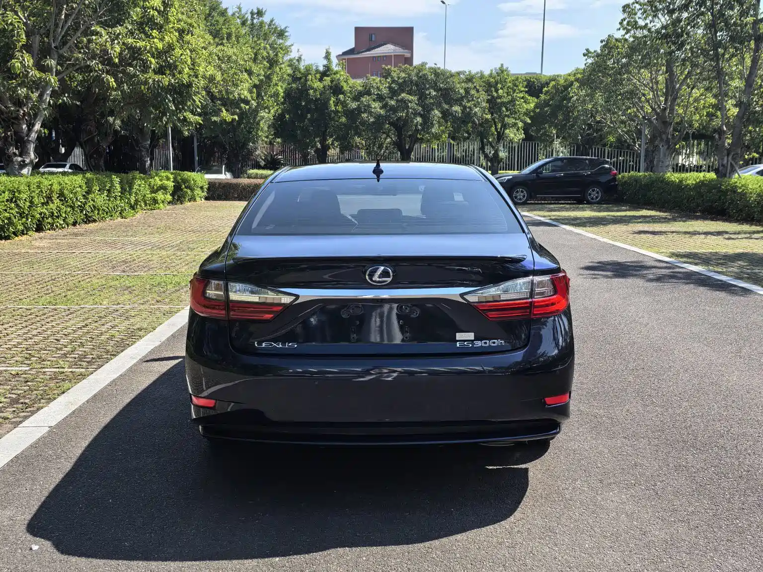 Photo 4 - Lexus ES