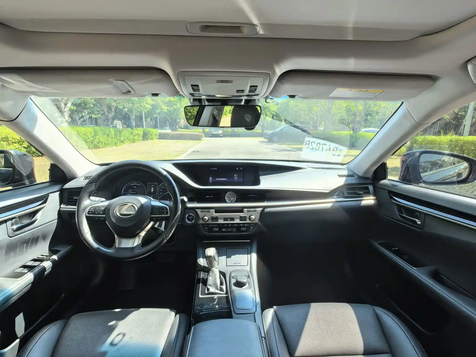 Photo 13 - Lexus ES