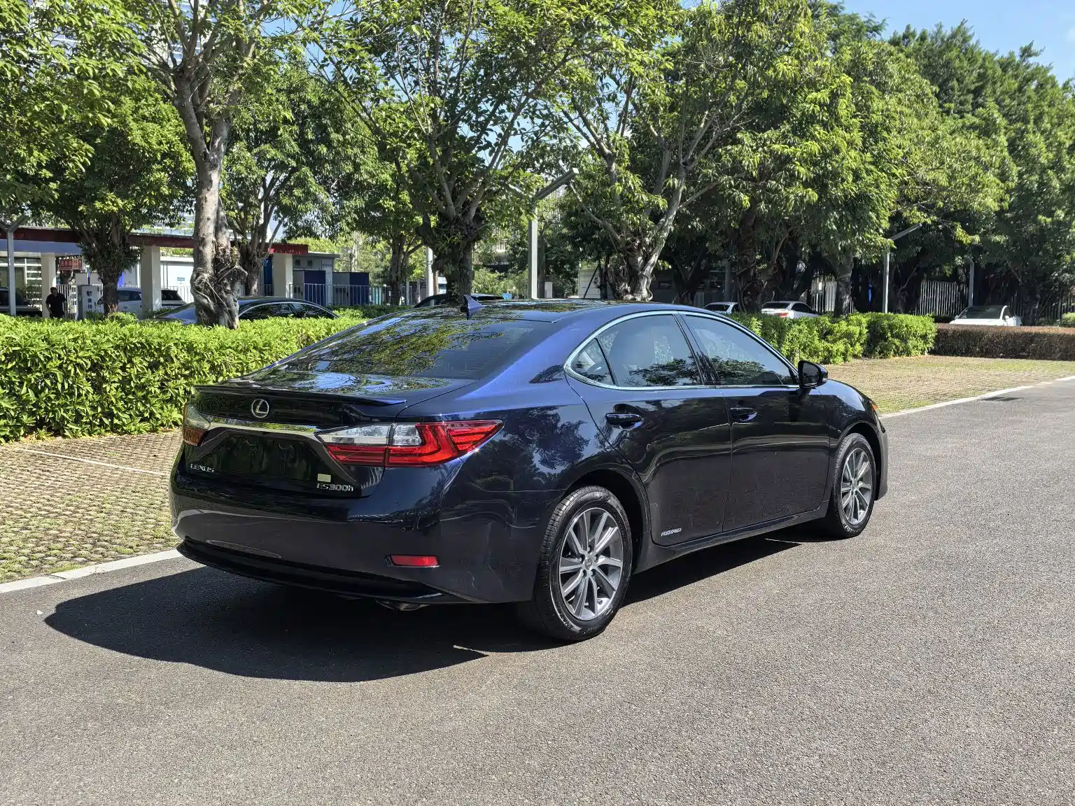 Photo 2 - Lexus ES