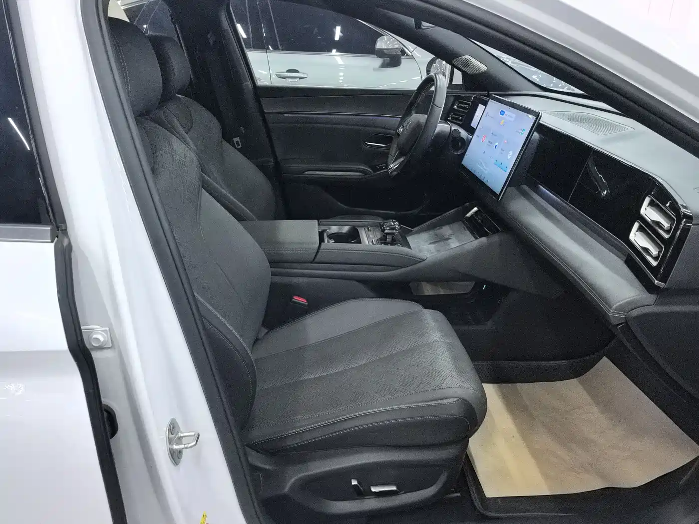 BYD Qin L 2024 DM-i 120KM Excellence Model фото 17