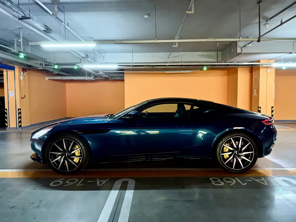 Фото 14 - Aston Martin DB11