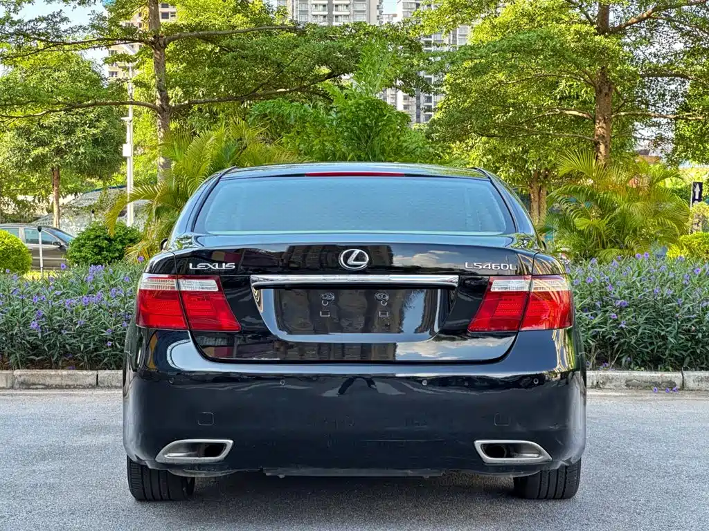 Фото 7 - Lexus LS