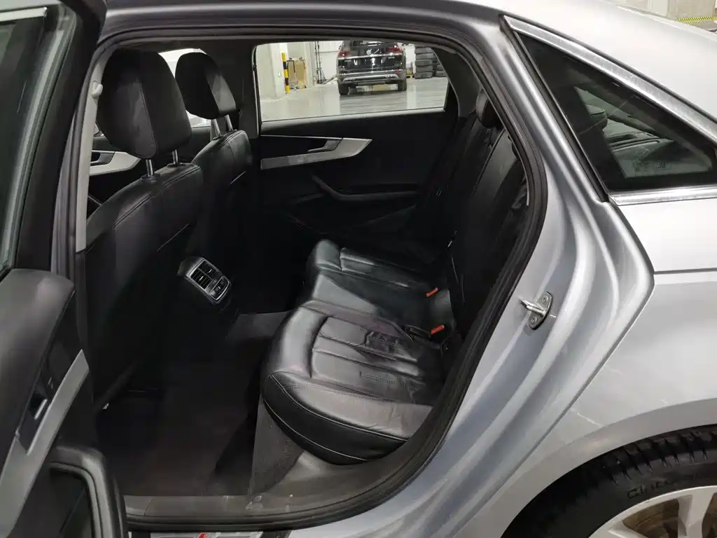 Фото 15 - Audi A4L