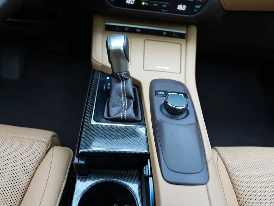 Фото 16 - Lexus ES