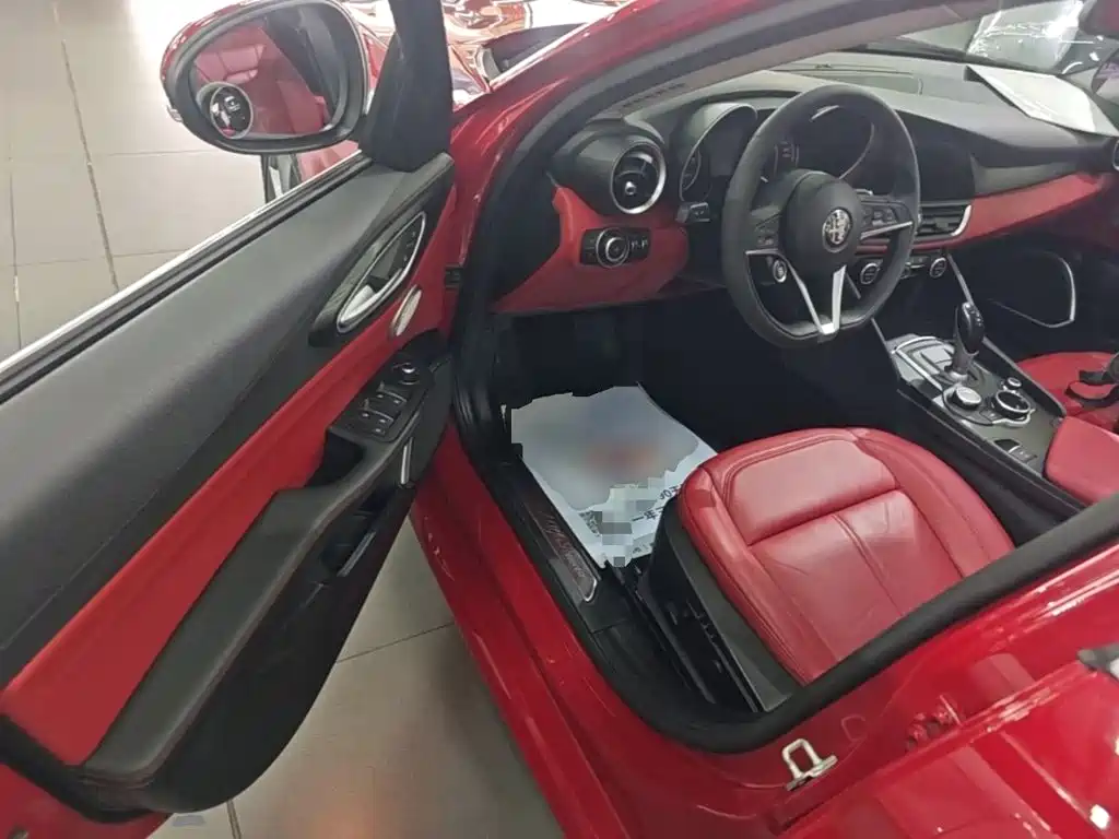 Alfa Romeo Giulia 2018 2017 2.0T 200HP Luxury Edition