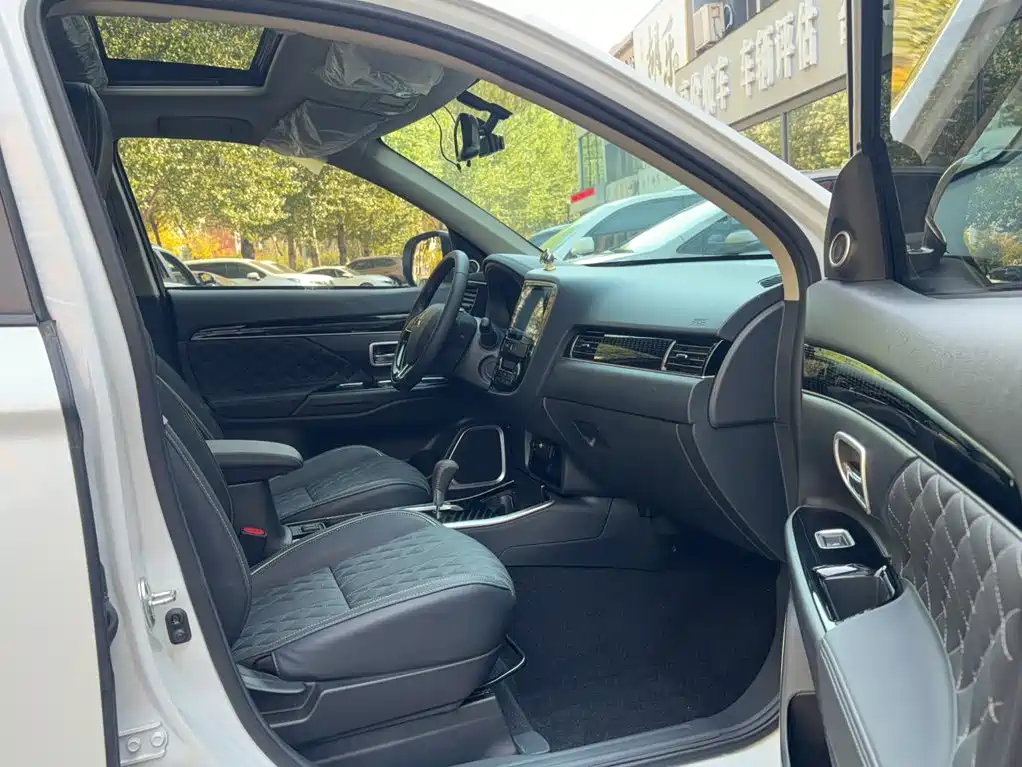 Photo 17 - Mitsubishi Outlander