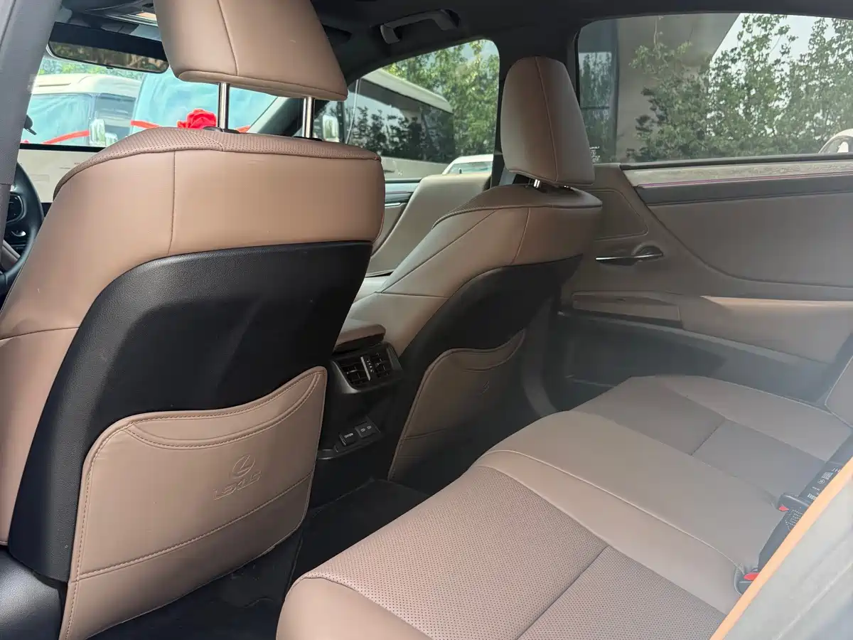 Lexus ES 2026 2025 200 Ultimate Edition