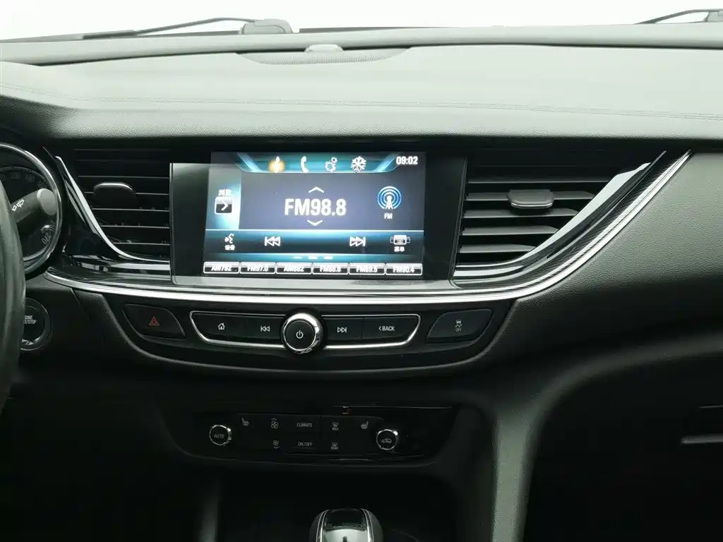 Photo 12 - Buick Regal