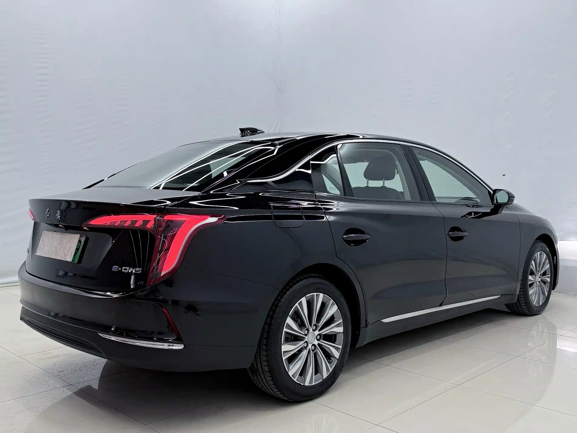 Photo 11 - Hongqi E-QM5
