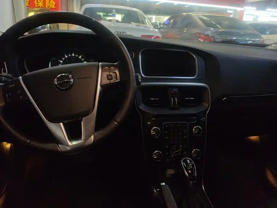 Volvo V40 2018 2018 T3 Momentum Edition