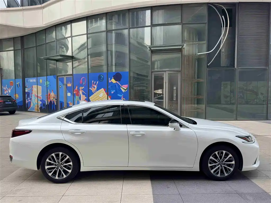 Lexus ES 2022 200 Excellence Edition фото 24