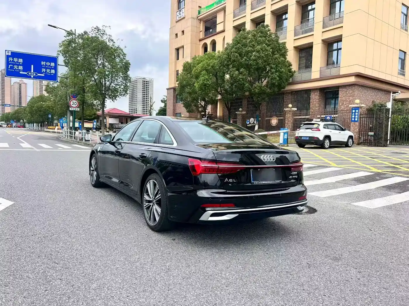Фото 8 - Audi A6L