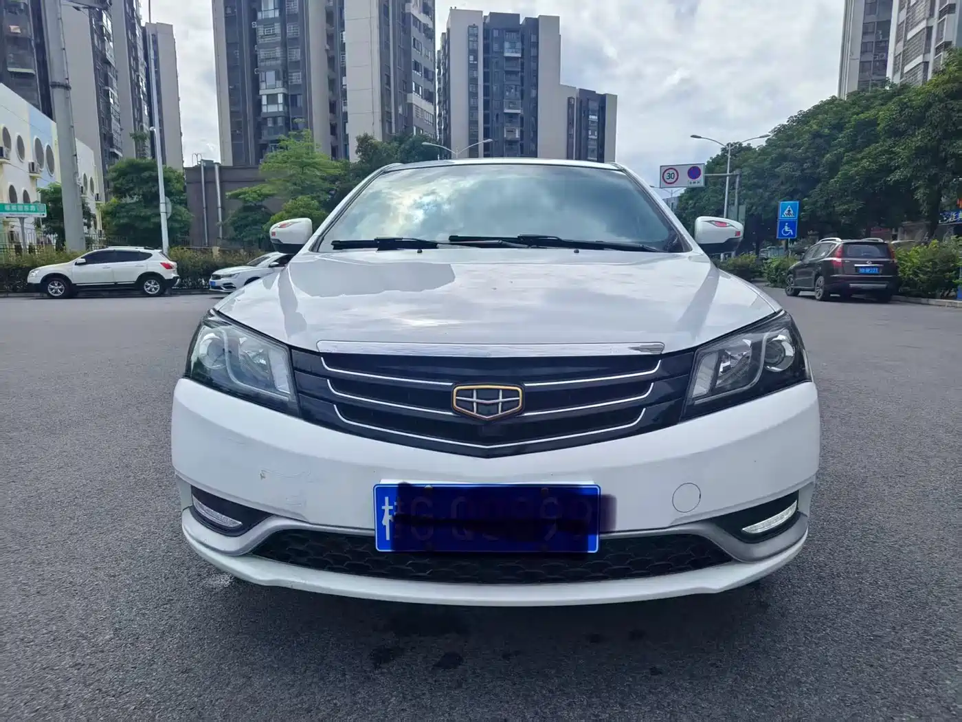 Фото 2 - Geely Emgrand
