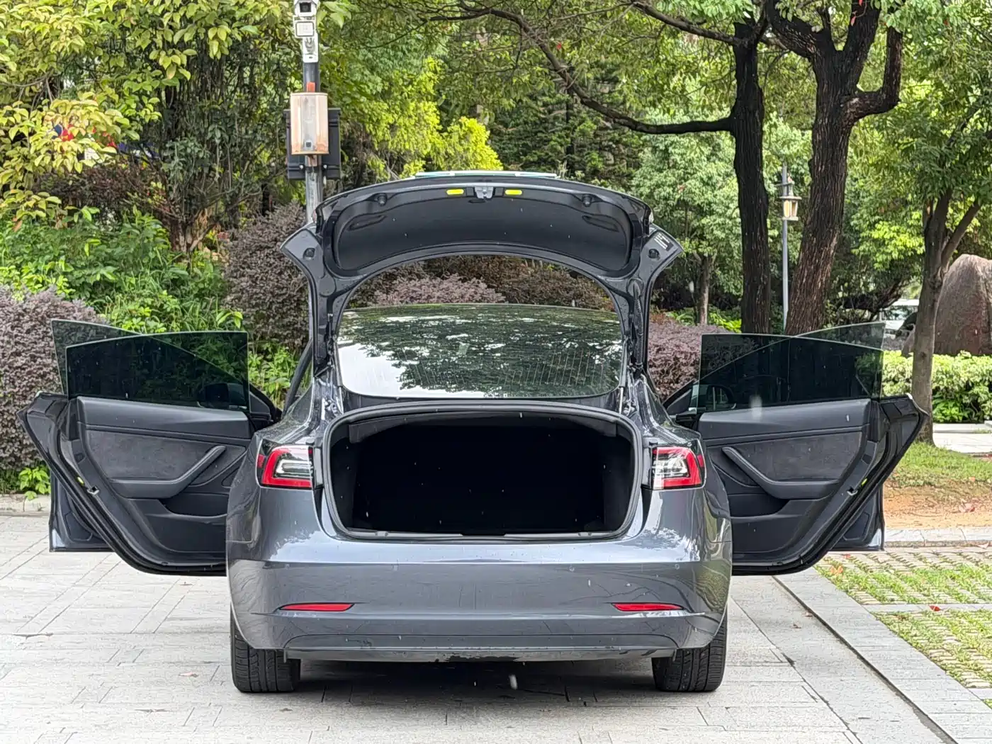 TESLA MODEL 3