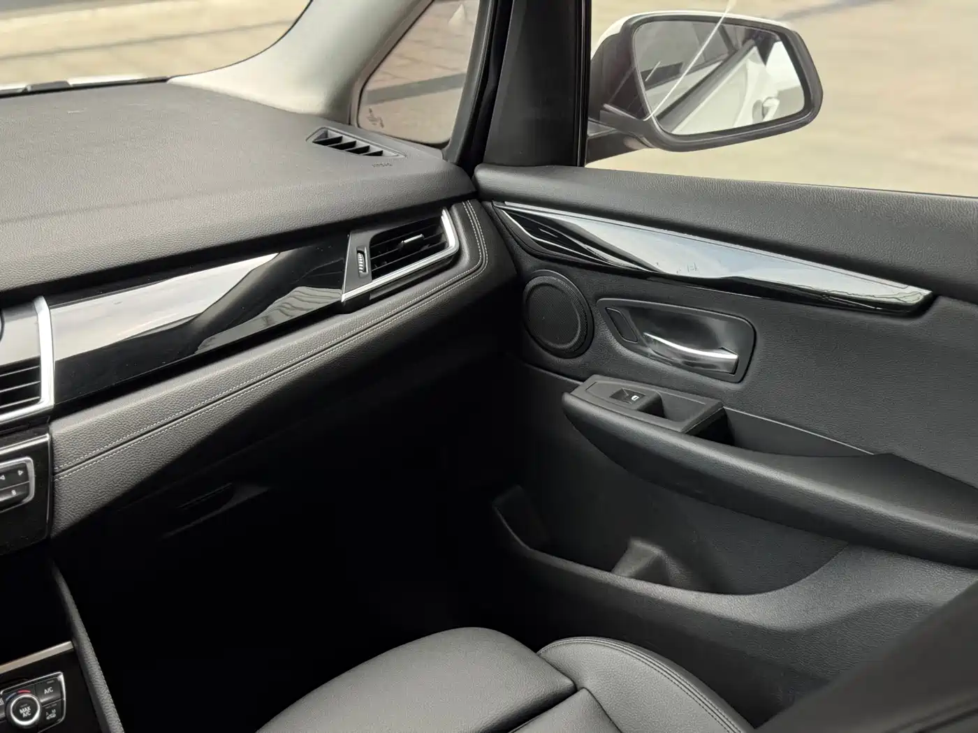BMW 2 Series Touring 2016 218i Sport Design Package фото 13