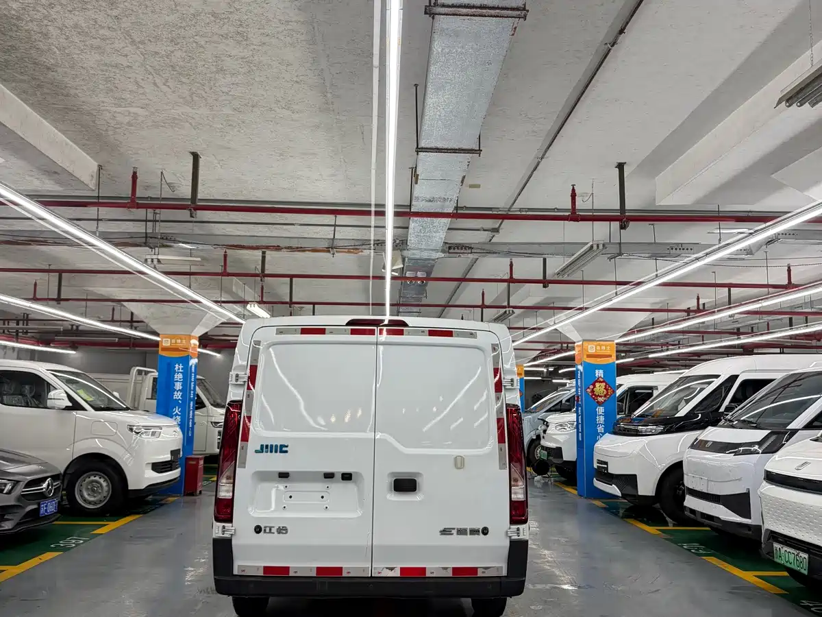 Jiangling E-Fushun 2025 2025 Model Blind Window Version 50.38kWh Medium Wheelbase Low Roof 3.0T