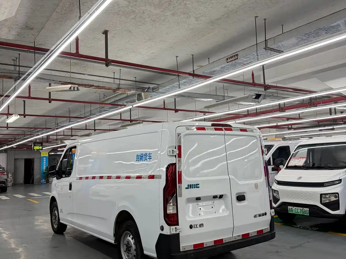 Jiangling E-Fushun 2025 2025 Model Blind Window Version 50.38kWh Medium Wheelbase Low Roof 3.0T