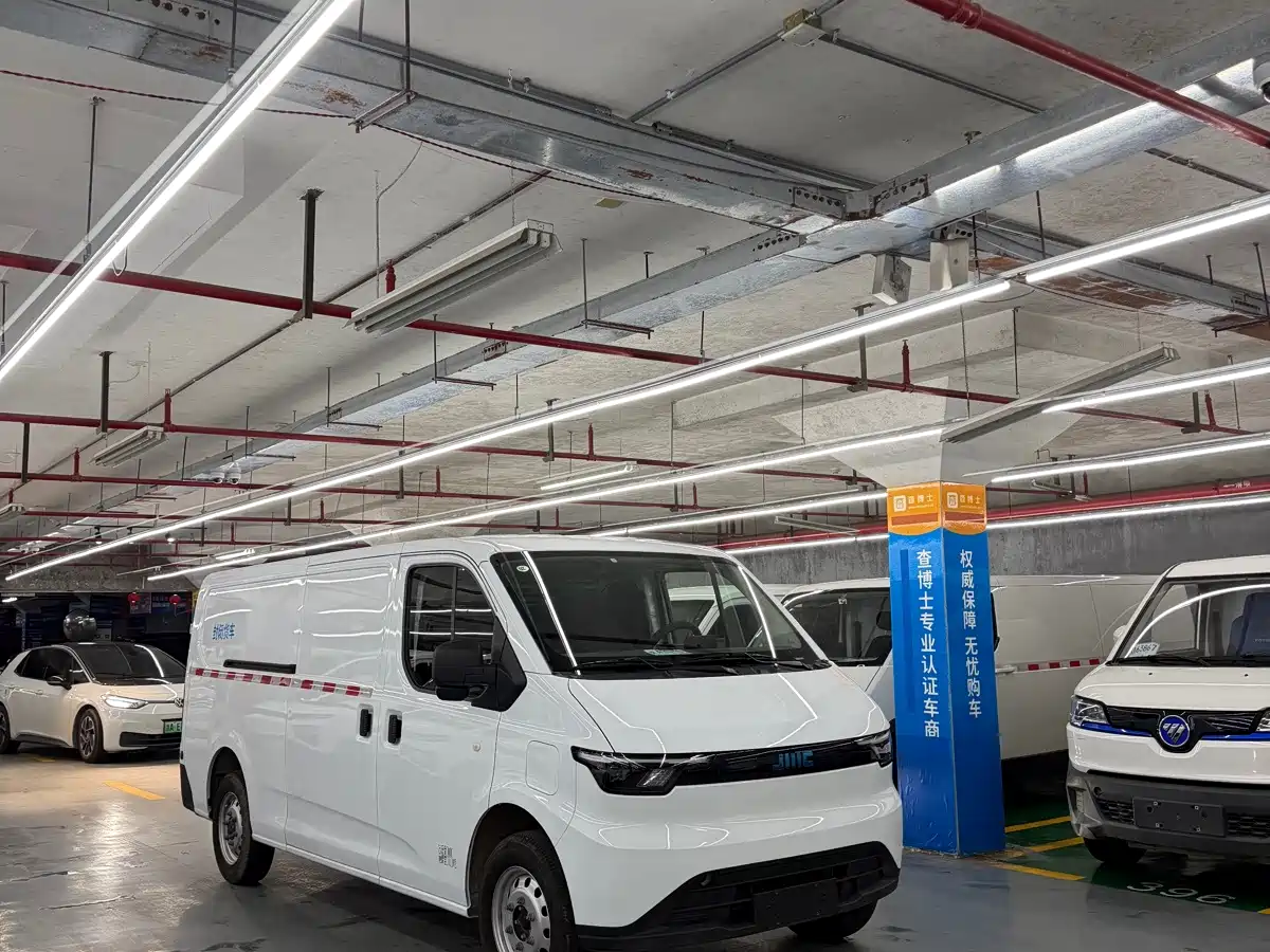 Jiangling E-Fushun 2025 2025 Model Blind Window Version 50.38kWh Medium Wheelbase Low Roof 3.0T