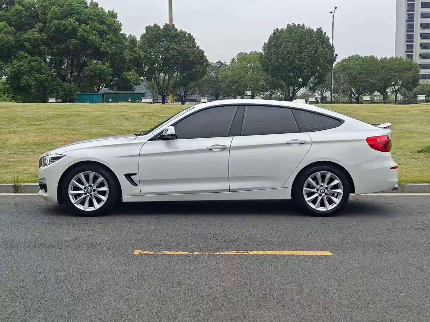 BMW 3 Series GT 2018 320i Fashion фото 4