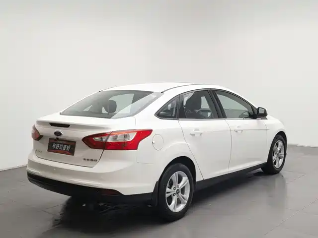 Ford Focus 2012 Sedan 1.6L Automatic Trend — фото 2