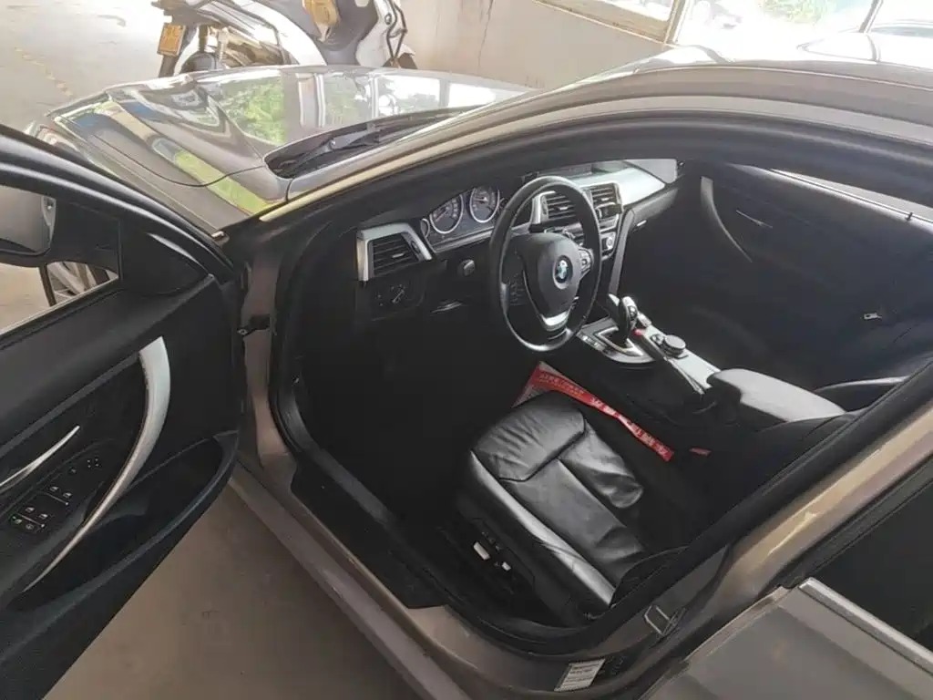 Photo 16 - BMW 3 Series