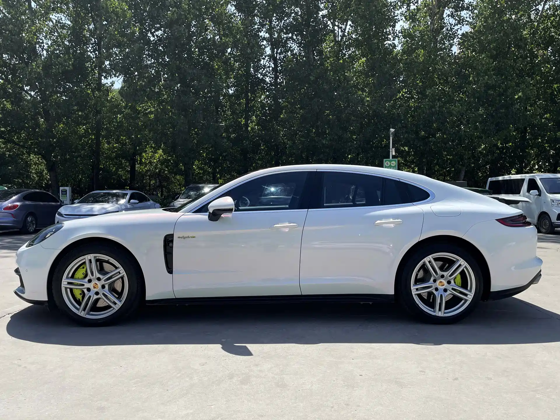 Photo 12 - Porsche Panamera New Energy