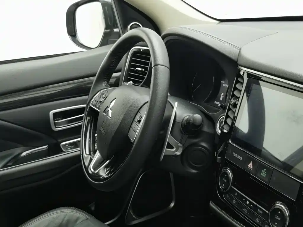 Фото 22 - Mitsubishi Outlander