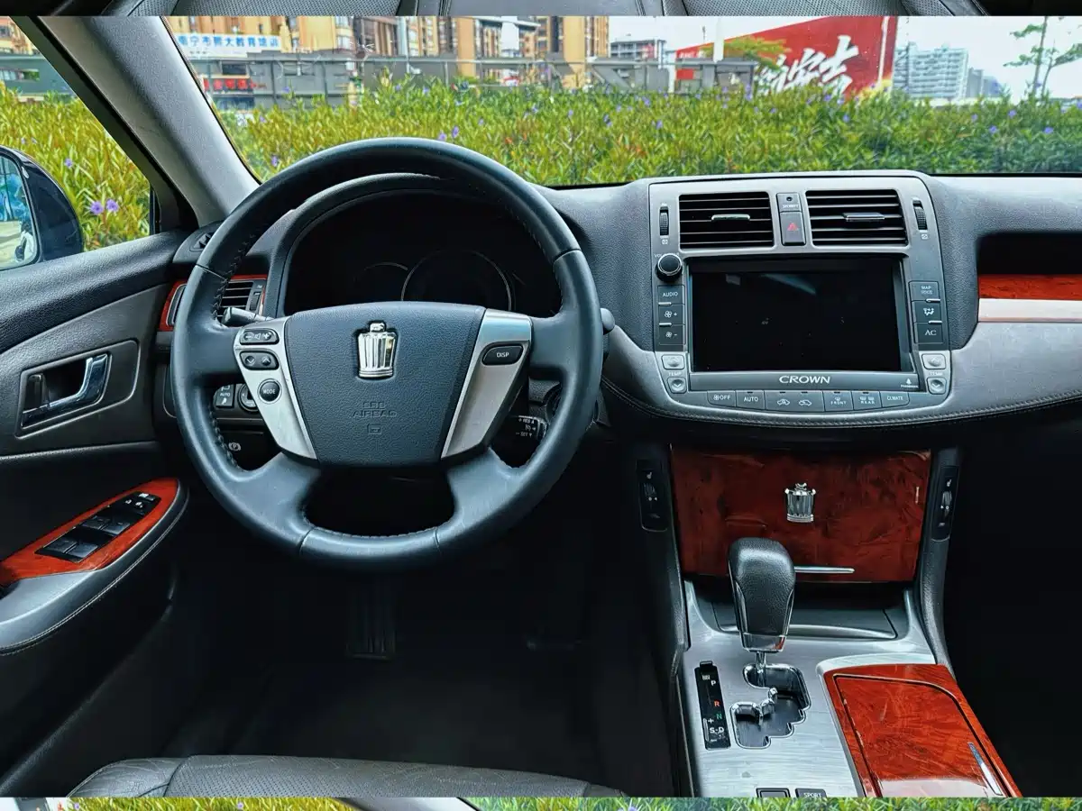 Toyota Crown 2012 2.5L Royal Leather Edition фото 6