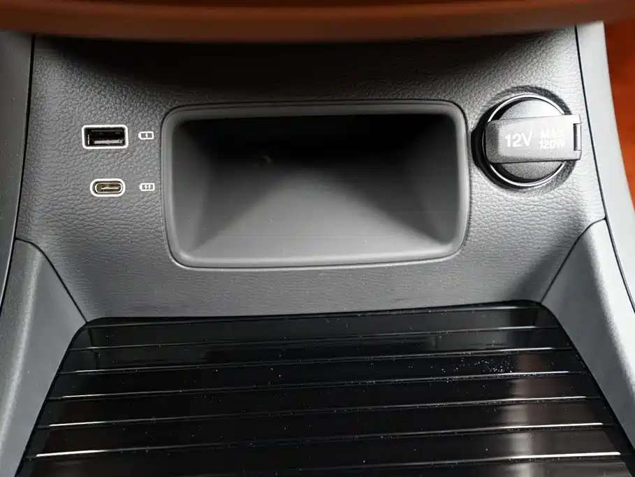 Hongqi HQ9 2023 2.0T Smart Connect Flag Smooth Edition фото 11