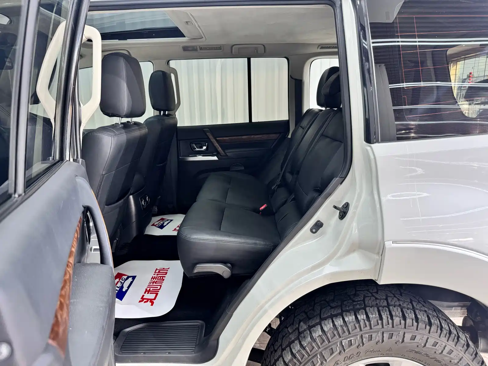 صورة 8 - Mitsubishi Pajero (Import)