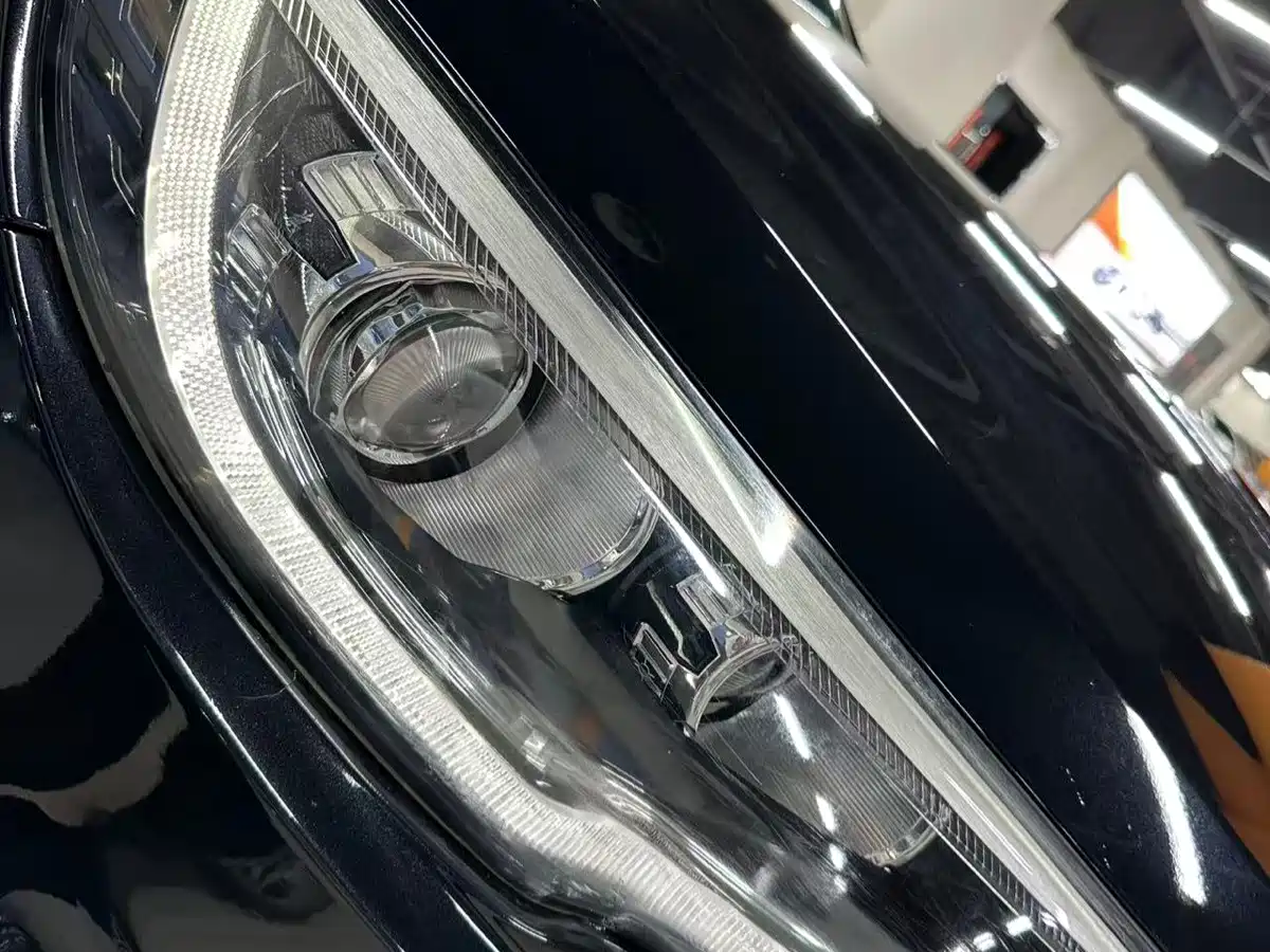 Фото 11 - Hongqi H5