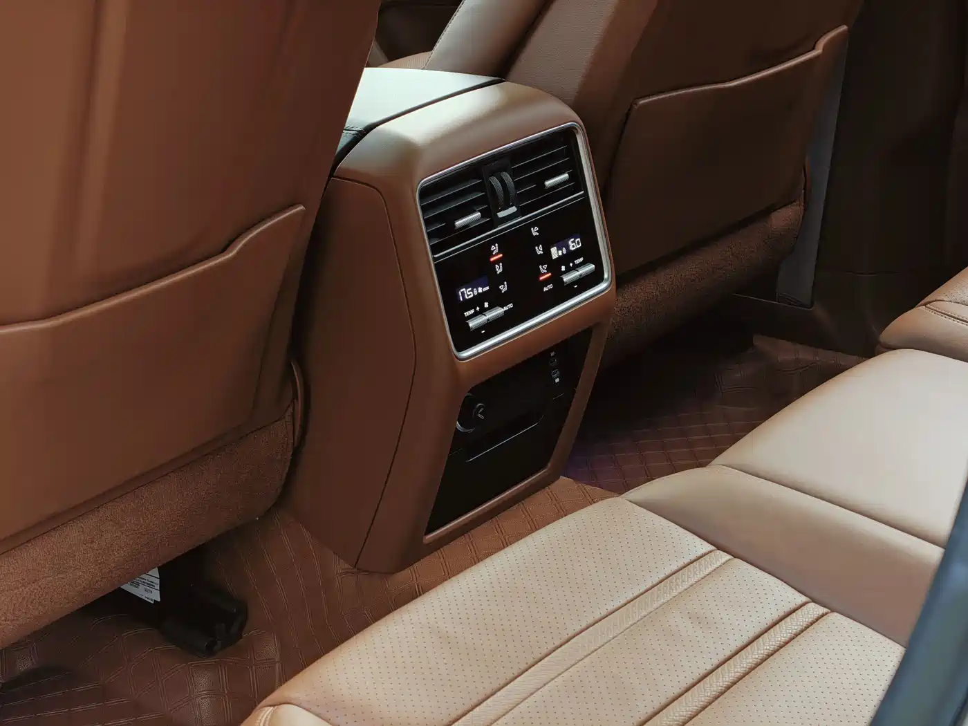 Porsche Cayenne New Energy 2023 Cayenne E-Hybrid 2.0T Platinum Edition фото 15