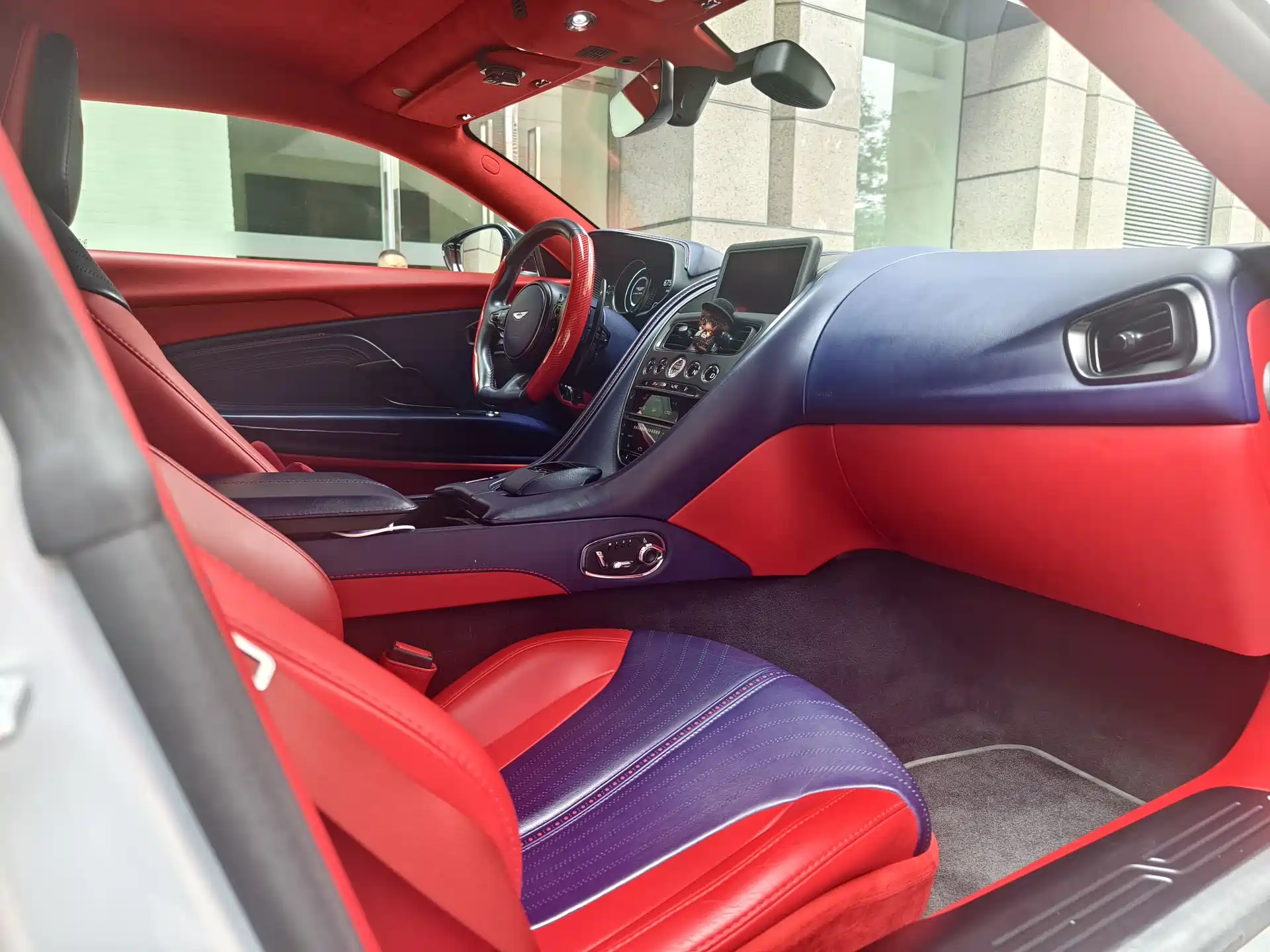 Фото 9 - Aston Martin DB11