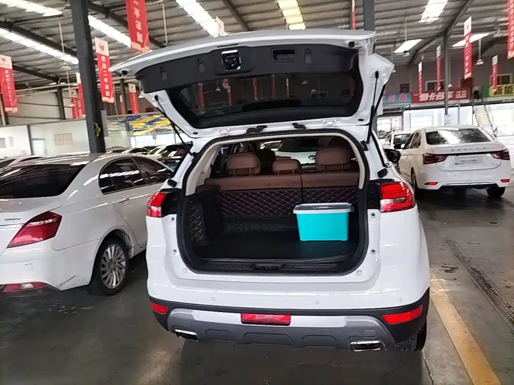 Фото 19 - Geely Atlas
