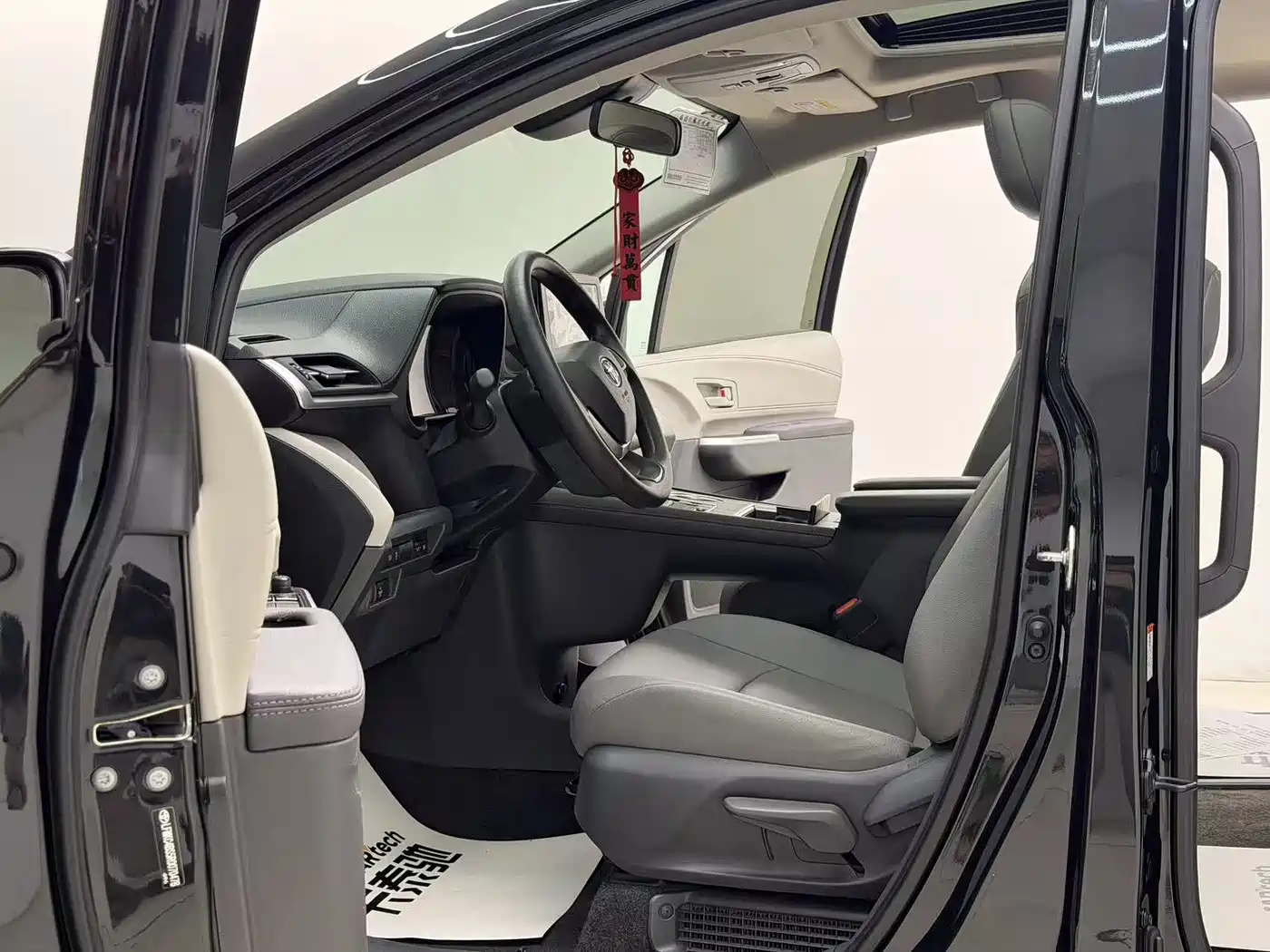 Toyota Granvia 2024 2.5L Hybrid Comfort фото 10