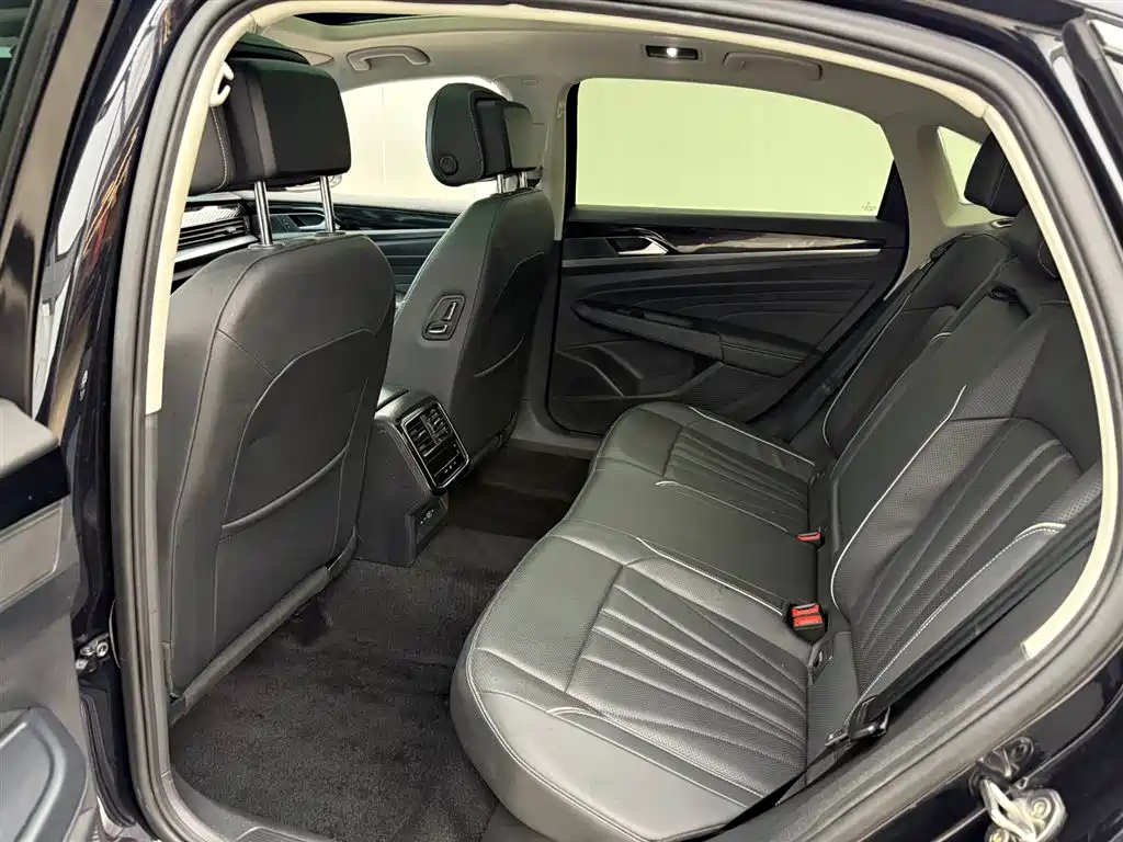 Volkswagen Passat 2024 330TSI Elite Edition фото 11