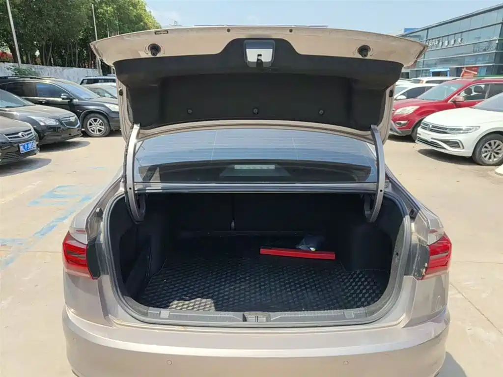 VOLKSWAGEN BORA