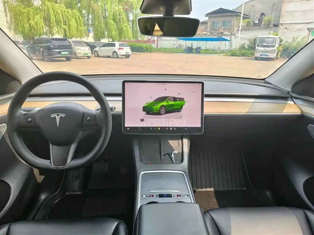 TESLA MODEL Y