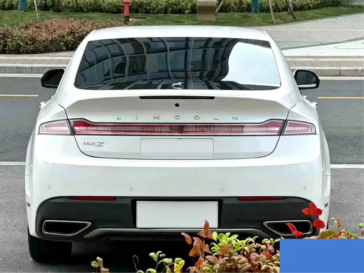 Photo 8 - Lincoln MKZ