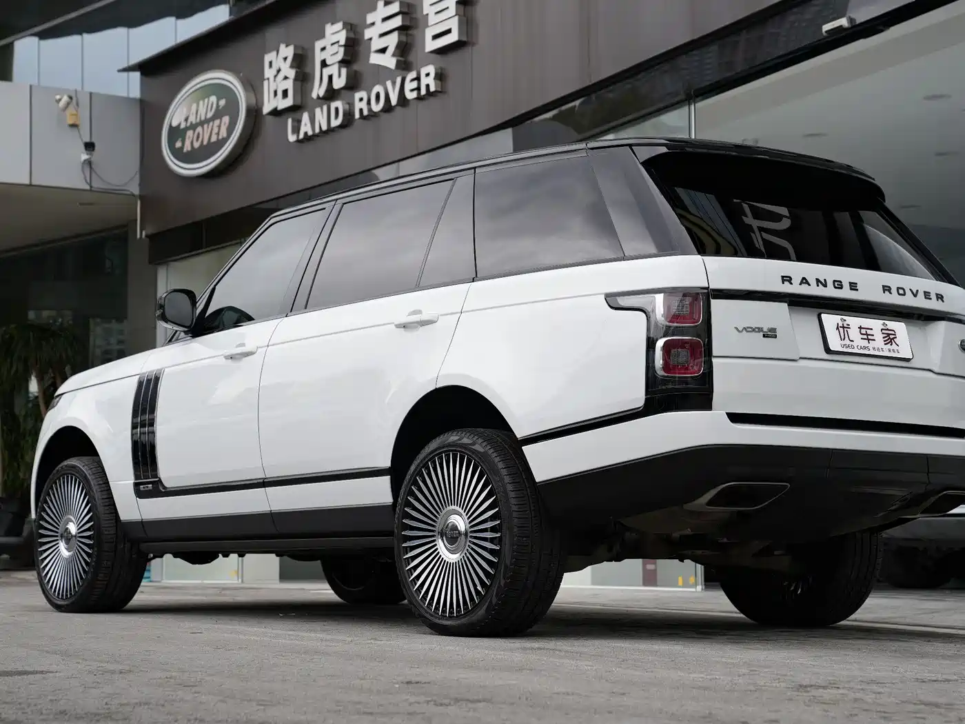 Land Rover Range Rover 2022 3.0 L6 400PS Heritage Extended Classic Edition фото 4