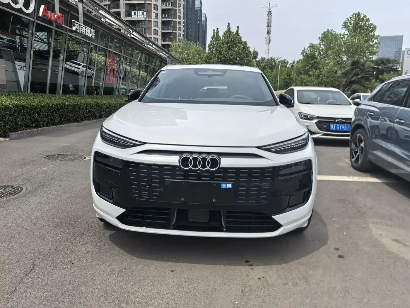 AUDI Q6L E TRON