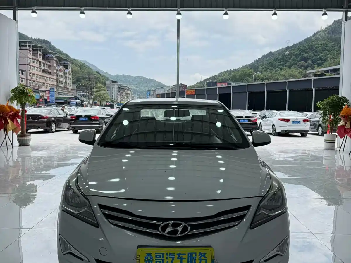 Hyundai Verna 2014 1.4L Manual Smart GLS фото 2