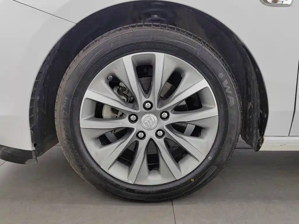 Photo 17 - Buick GL6