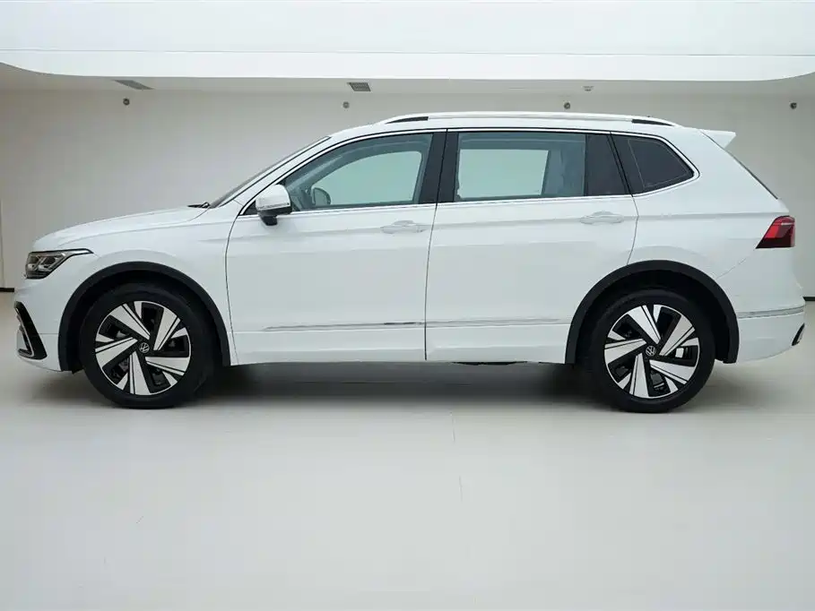 Volkswagen Tiguan L 2023 Facelift 380TSI Automatic 4WD R-Line Flagship Edition 7-Seater фото 3