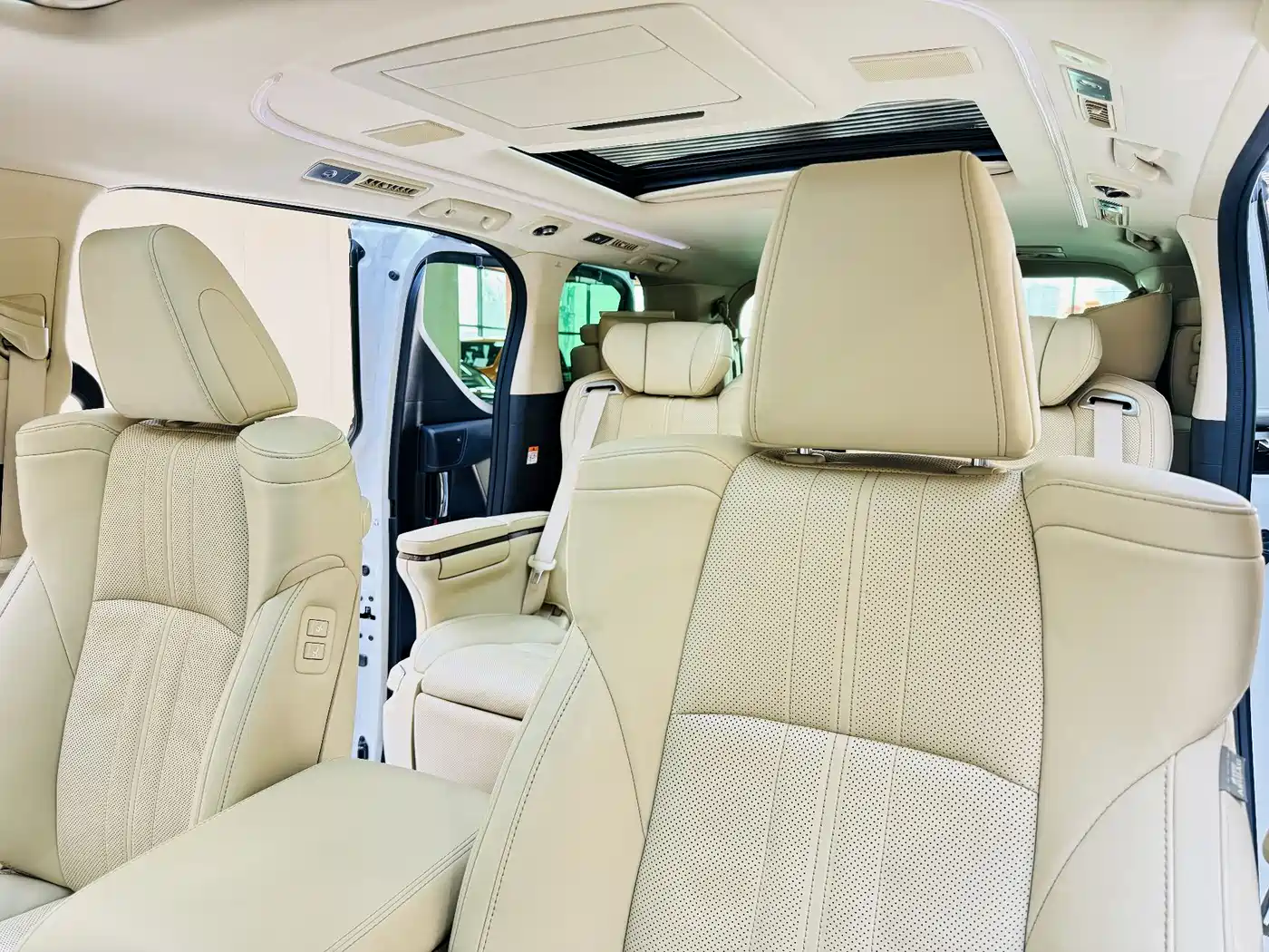 Toyota Vellfire 2021 Crown Hybrid 2.5L HV Premium Edition фото 6